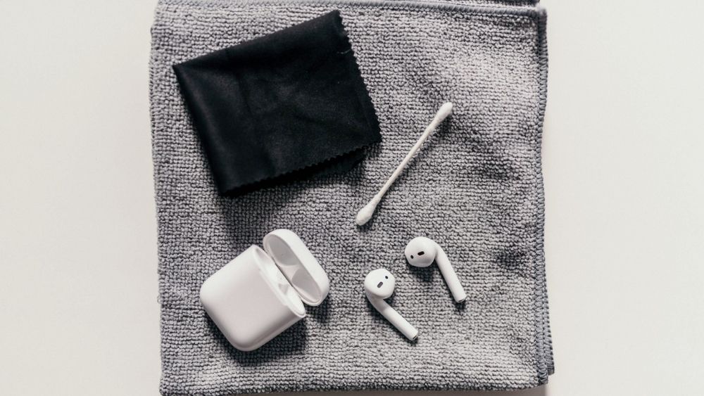 Những dụng cụ cần thiết và an toàn khi vệ sinh AirPod