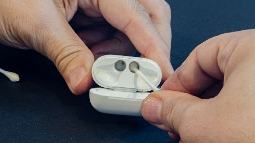 Vệ sinh vỏ đựng AirPod - bước 2