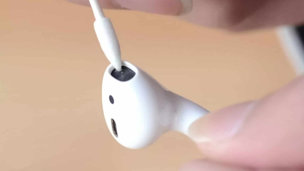 Vệ sinh tai nghe AirPod - bước 3