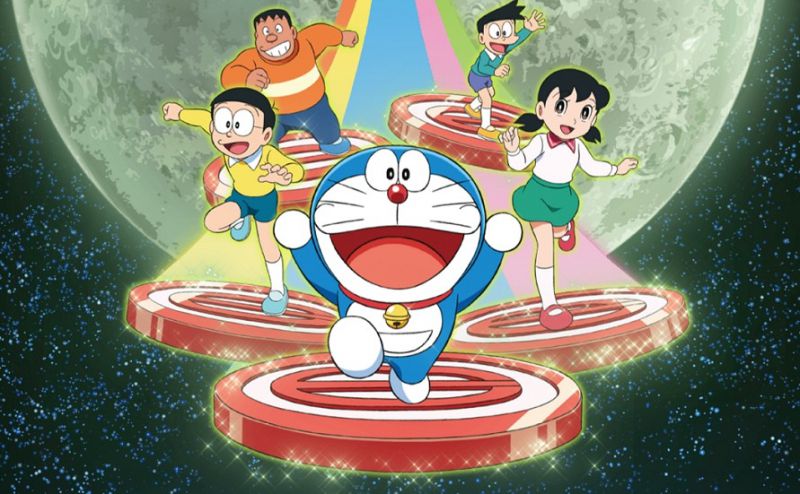 Thưởng thức tác phẩm kinh điển Nobita Và Mặt Trăng Phiêu Lưu Ký qua lăng kính hoạt hình Doraemon. Cùng khám phá chuyến phiêu lưu đầy mạo hiểm của Nobita để cứu cô gái xinh đẹp Mimi trên mặt trăng. Một câu chuyện đầy cảm xúc và vui nhộn sẽ được khai thác thật sâu sắc qua phim hoạt hình Doraemon.