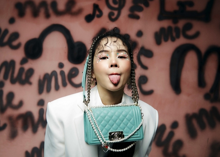 Hồng Thanh tiết lộ phải 'o bế' DJ Mie và quyết trả thêm tiền để được một vai trong MV của bạn gái