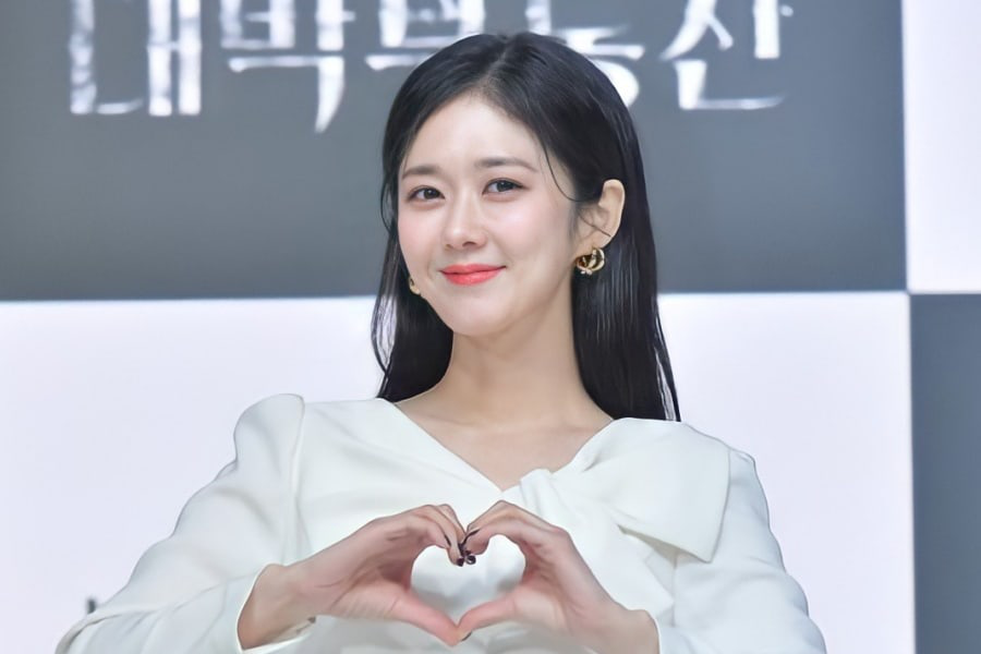 Jang Nara gây 'sốc' khi thông báo kết hôn với bạn trai kém 6 tuổi