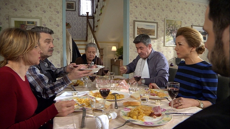 'Mối tình biên giới: Tên tù vượt biên bị con trai là cha xứ từ mặt vì sự ích kỷ của bản thân 'Mối tình biên giới: Tên tù vượt biên bị con trai là cha xứ từ mặt vì sự ích kỷ của bản thân