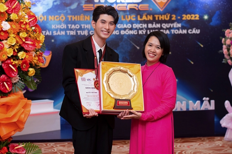 NTK Nguyễn Minh Công là kỷ lục gia nhỏ tuổi nhất nhận giải Cống hiến 'Sống bằng sáng tạo'