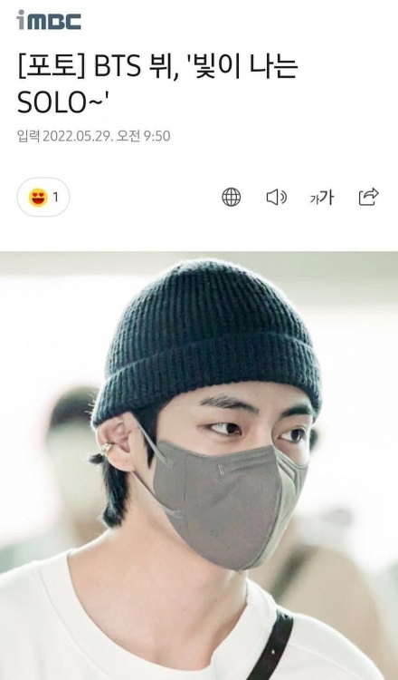 V BTS xuất hiện tại sân bay với chiếc khuyên tai do Jennie làm mẫu