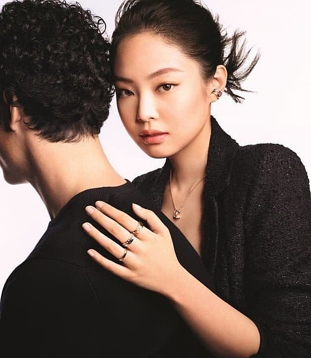 V của BTS gây tranh cãi khi được phát hiện đeo khuyên tai Chanel giống Jennie