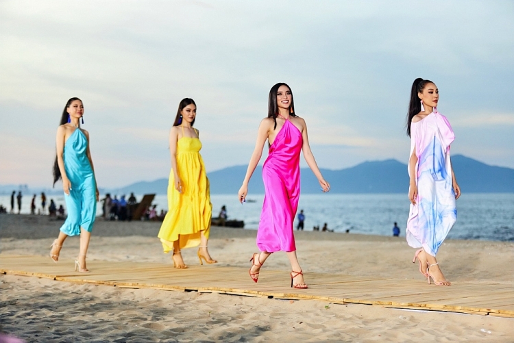 'Vinawoman Beach Fashion Show' nóng bỏng với màn trình diễn ấn tượng của top 44 'Hoa hậu hoàn vũ Việt Nam 2022'