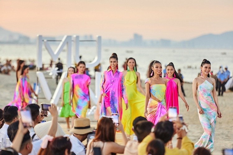 'Vinawoman Beach Fashion Show' nóng bỏng với màn trình diễn ấn tượng của top 44 'Hoa hậu hoàn vũ Việt Nam 2022'