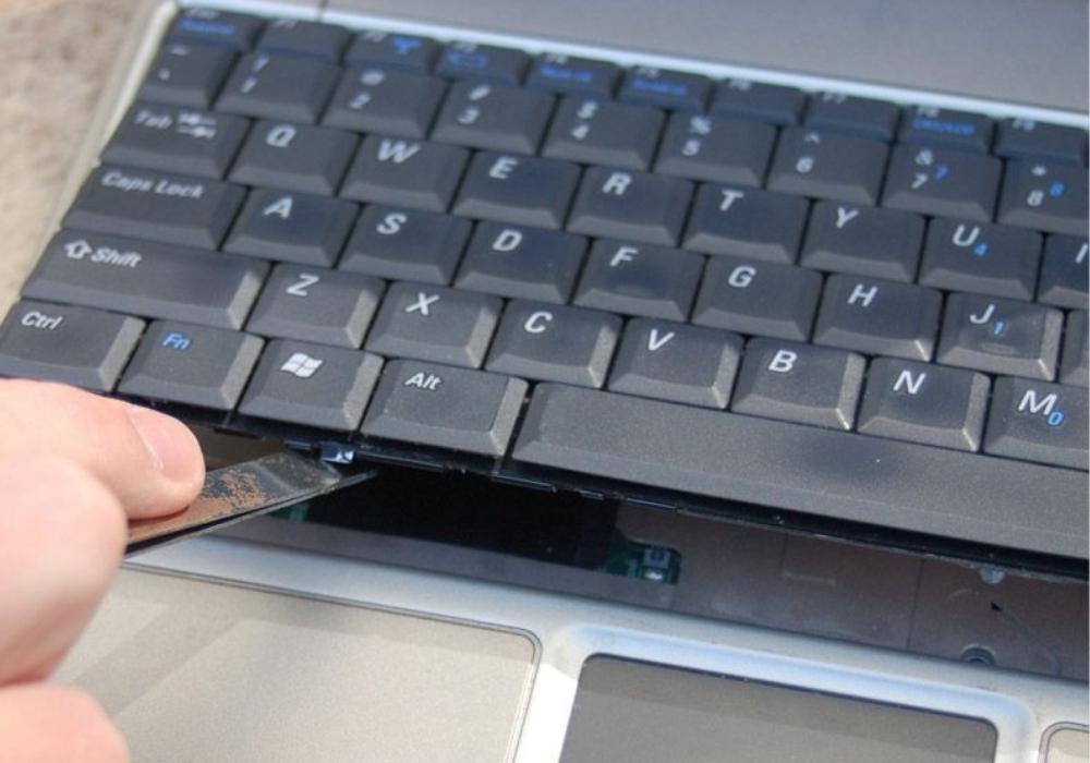 Cách tháo bàn phím laptop đơn giản - Bước 2 
