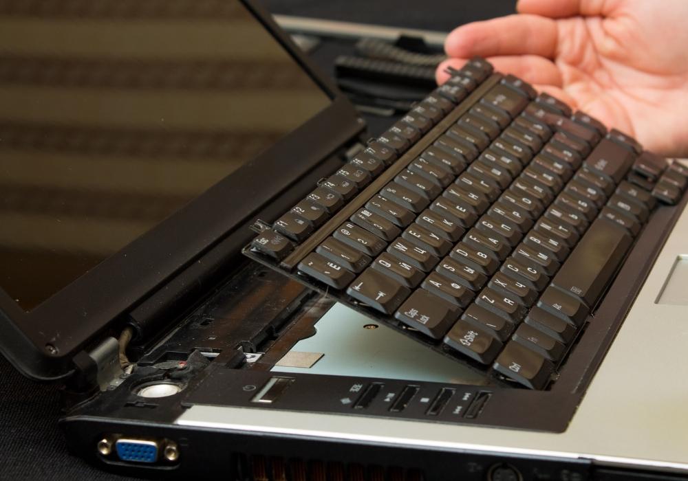 Cách tháo bàn phím laptop đơn giản - Bước 3 