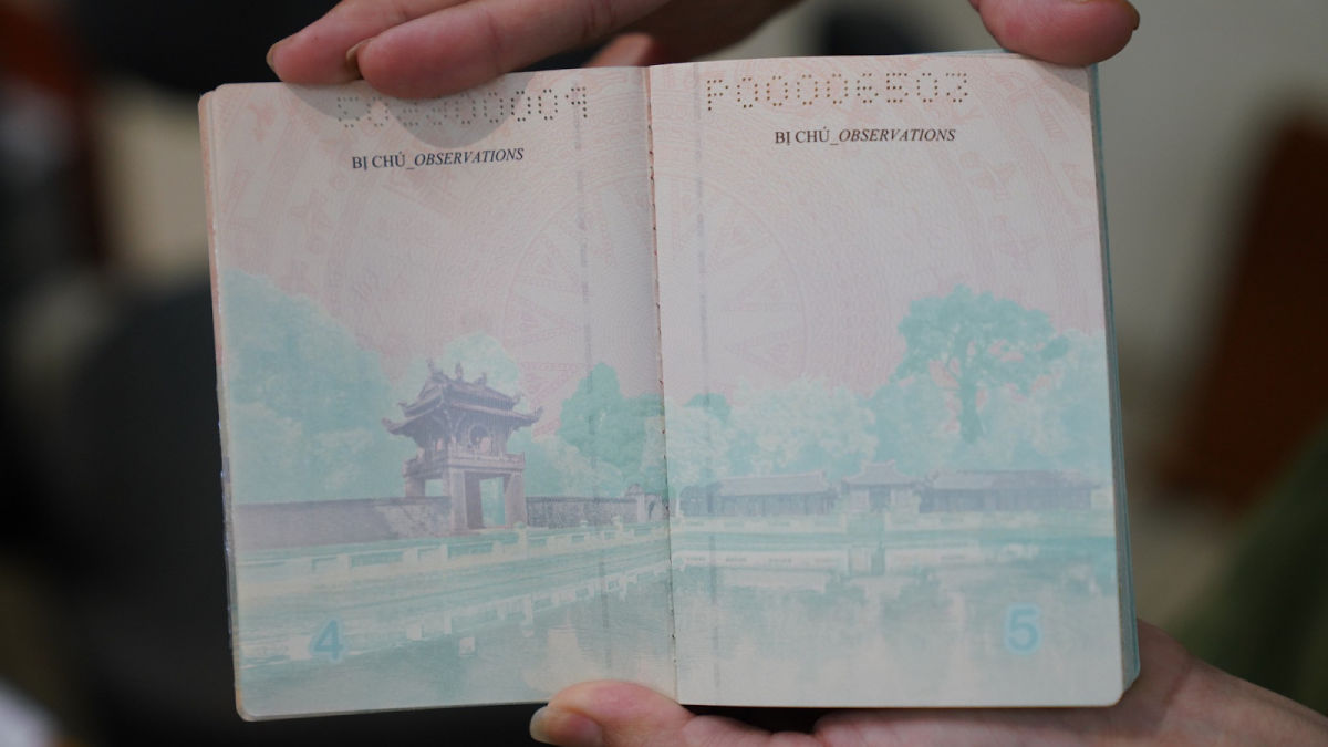 Các trang trong hộ chiếu mới in các địa danh tiêu biểu của Việt Nam