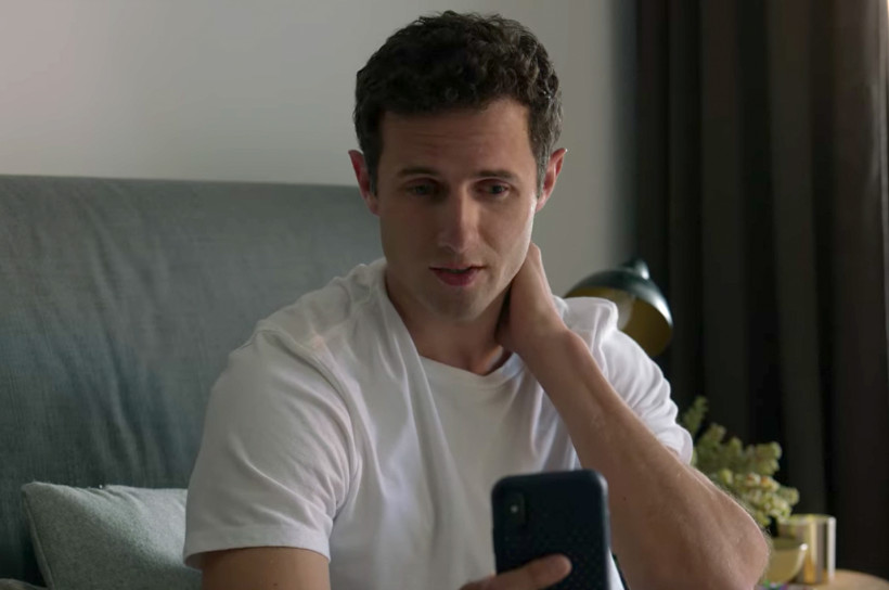 Doug đang liên lạc với Emily qua điện thoại.