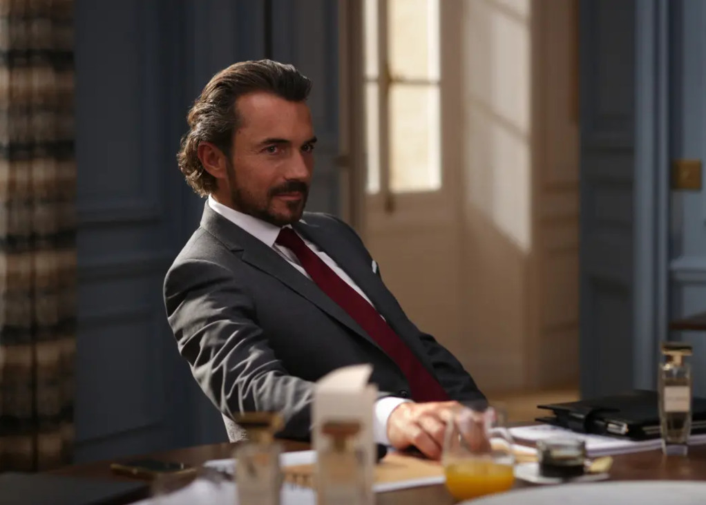 Antoine gây ấn tượng với vẻ ngoài lịch lãm.