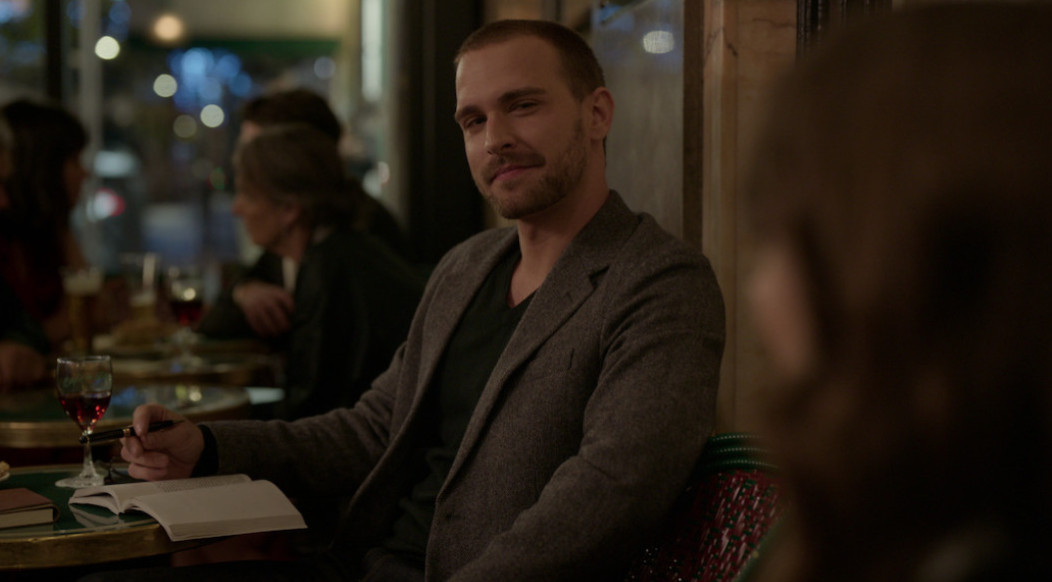 Anh chàng giáo sư nhanh chóng bị Emily thu hút