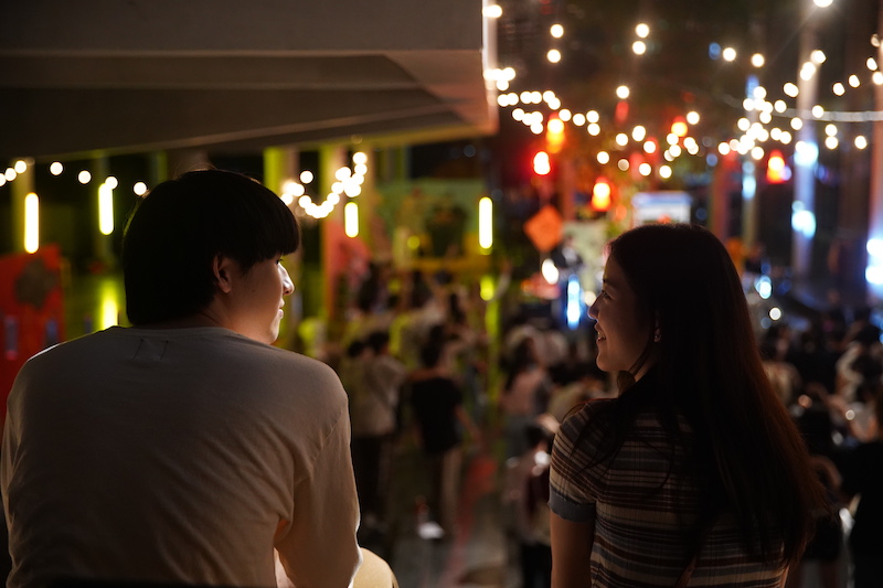 Guy bị chính bạn thân Phing (Michael Pugh) công khai cướp crush