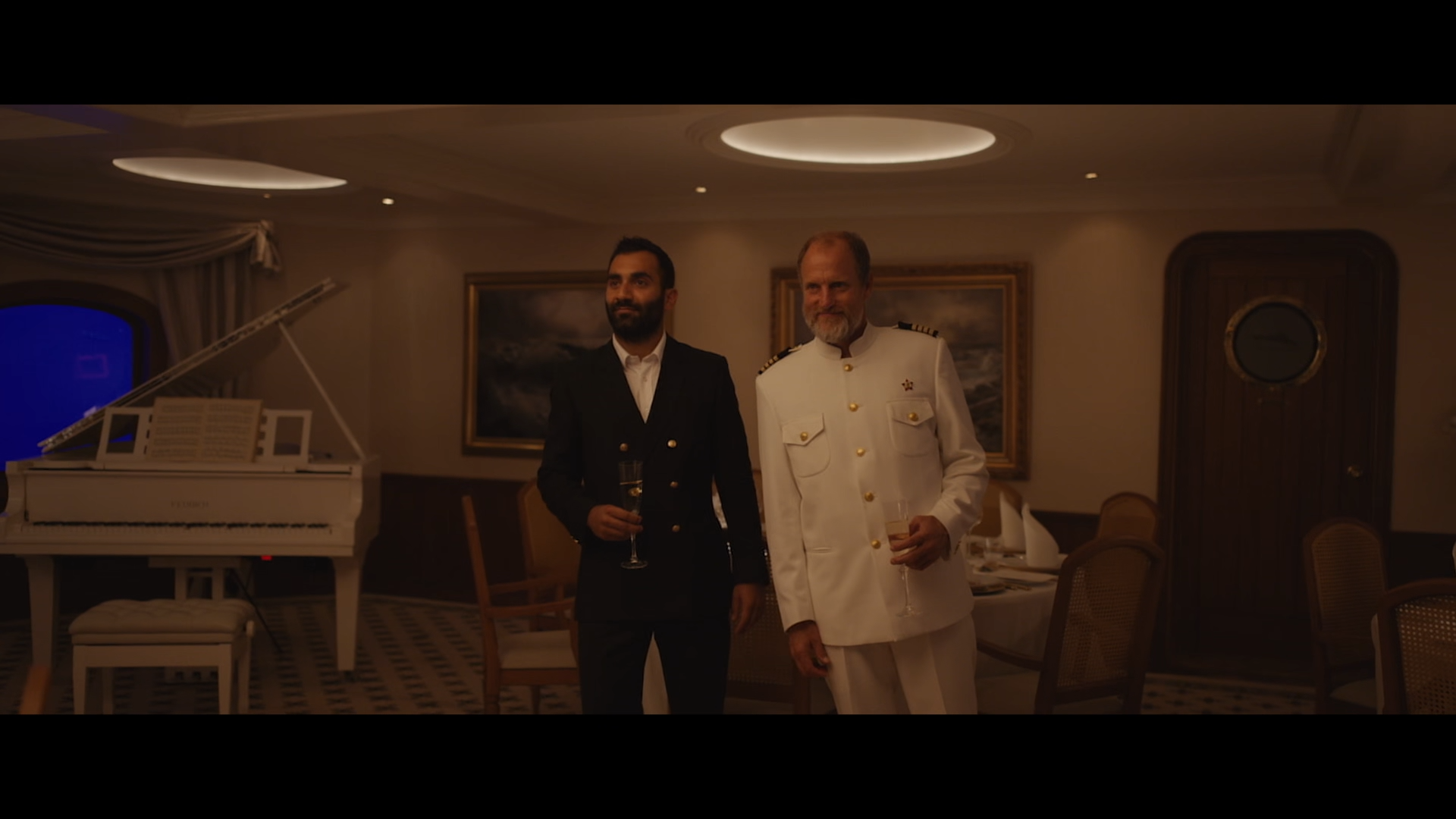 Ruben Östlund sẽ nhào nặn Đáy Thượng Lưu này theo một cách chân thực từ những chất liệu đơn giản nhất