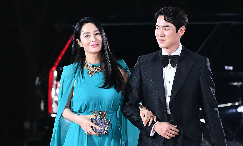 Kim Hye Soo rạng ngời ở tuổi 52 trong Lễ trao giải Rồng Xanh 2022