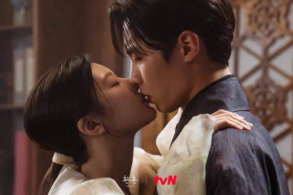 Kiss scene ngọt nhưng tương đối dồn dập ở những tập đầu