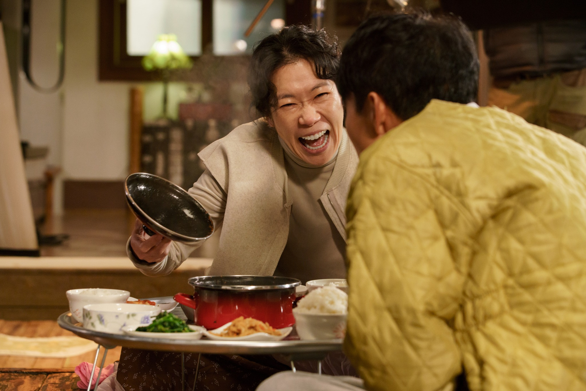 Diễn viên Yeom Hye Ran cũng góp mặt trong Đầu Gấu Đụng Đầu Đất