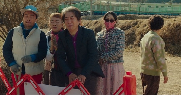 Khoảnh khắc người dân ấp Jou đau xót cho mẹ con Kang Ho cũng chính là thông điệp về tình người ấm áp | Ảnh từ phim