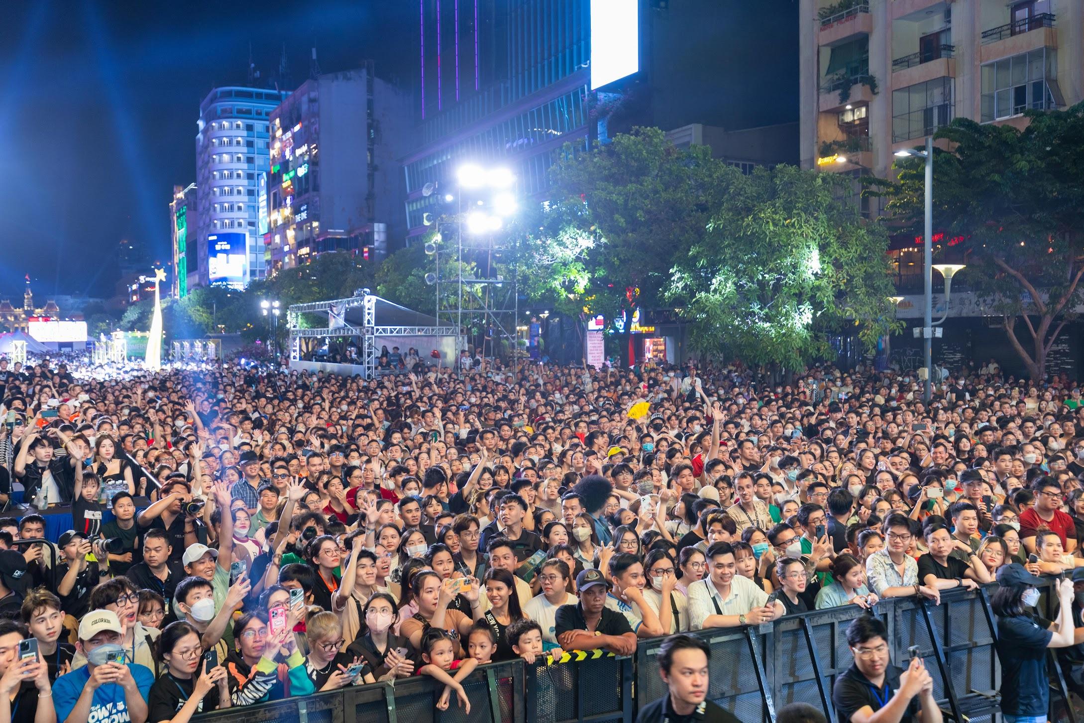 Showcase diễn ra tại phố đi bộ Nguyễn Huệ thu hút hơn 1000 khán giả